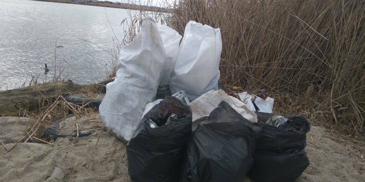 На Николаевщине по берегам рек собрали около 100 мешков мусора