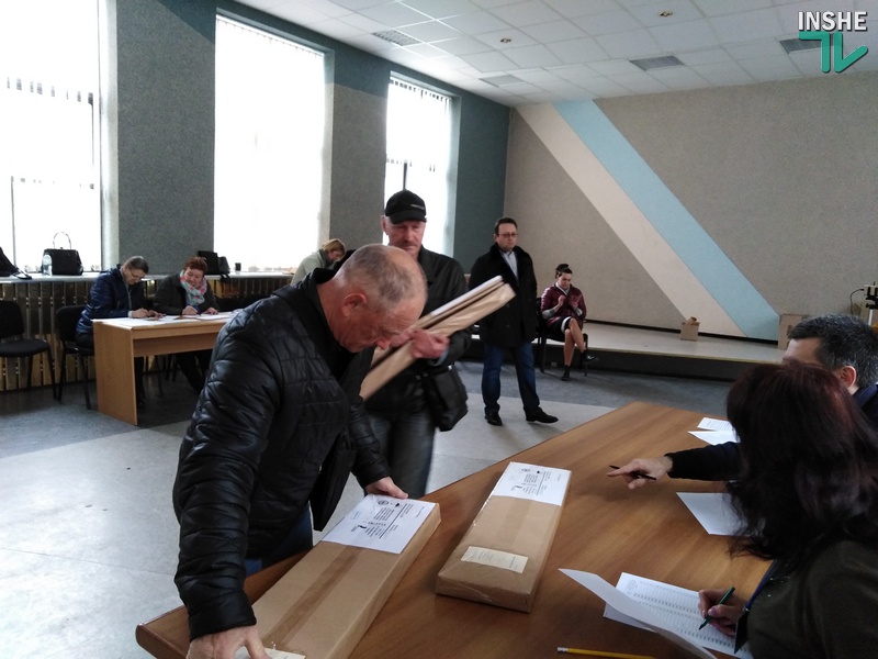 Окружкомы в Николаеве получают бюллетени для голосования 31 марта 3