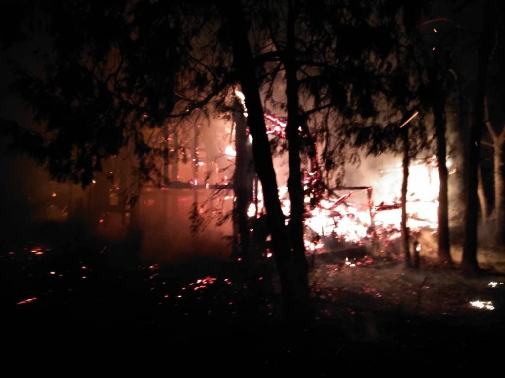 В Очакове сгорел деревянный домик 3