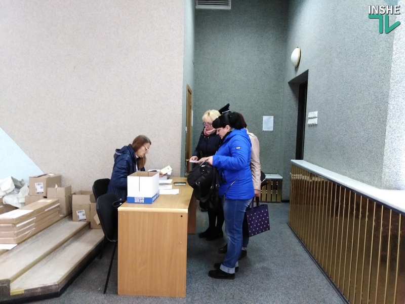 На Николаевщине окружкомы начали передавать бюллетени участковым избирательным комиссиям 3