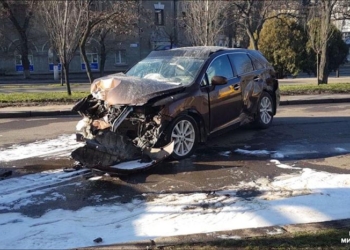 Машина – в хлам, и электроопора повалена: в Николаеве несовершеннолетний без спросу взял у папы машину покататься