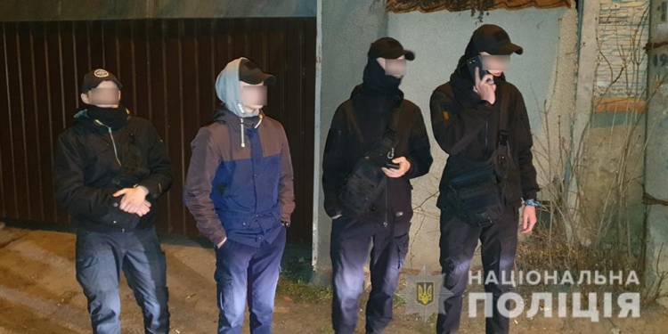 В Николаеве молодые люди в балаклавах с ножами и пистолетом пришли выяснять отношения с обидчиком