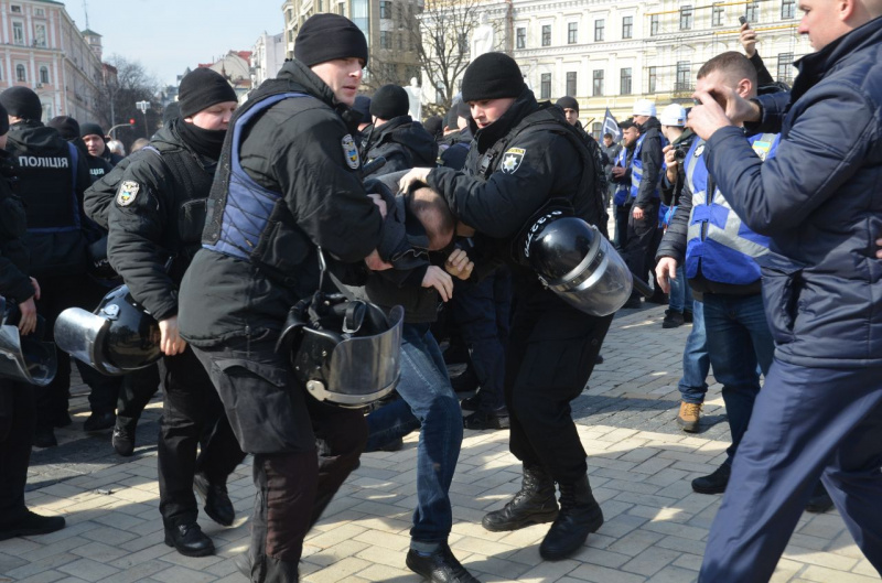 За права женщин. В Киеве на марше феминисток произошли столкновения с силовиками 3