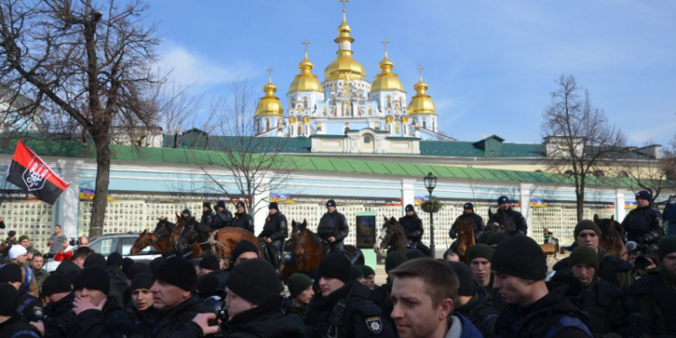За права женщин. В Киеве на марше феминисток произошли столкновения с силовиками