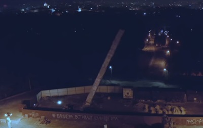 Во Львове снесли 30-метровый Монумент славы 1