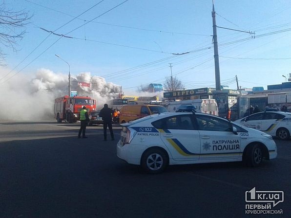 В Кривом Роге горят склады возле рынка 2