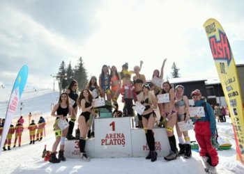 В Румынии провели необычные зимние соревнования среди девушек в бикини