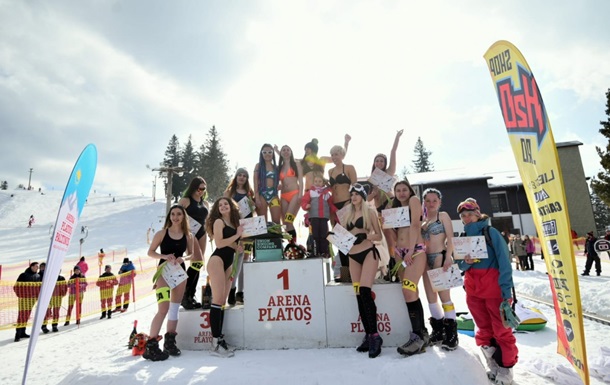 В Румынии провели необычные зимние соревнования среди девушек в бикини 1