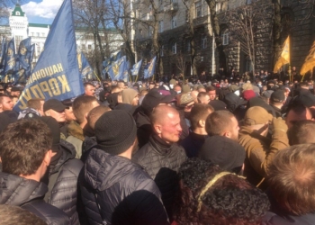 Нацкорпус пришел под Администрацию президента и подрался с силовиками