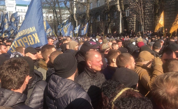 Нацкорпус пришел под Администрацию президента и подрался с силовиками