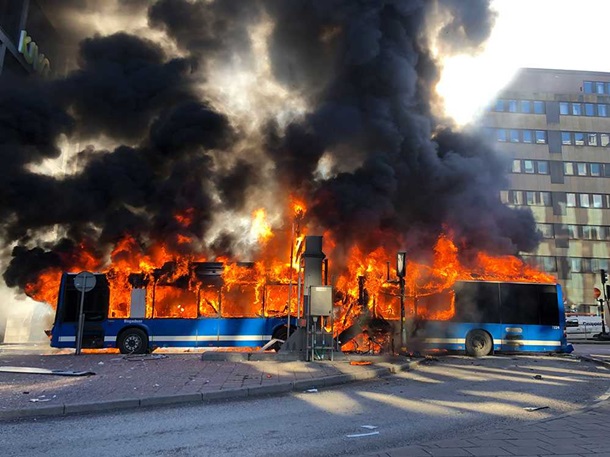 В центре Стокгольма взорвался автобус 1