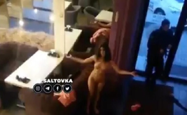 В Харькове клиентка ресторана, отказавшаяся платить по счету, разделась перед полицейскими