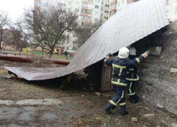 Из-за вчерашнего урагана в Украине погибли два человека, еще трое пострадали