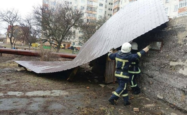 Из-за вчерашнего урагана в Украине погибли два человека, еще трое пострадали