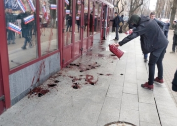 Националисты облили кровью здание НАБУ