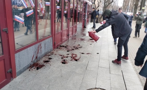 Националисты облили кровью здание НАБУ