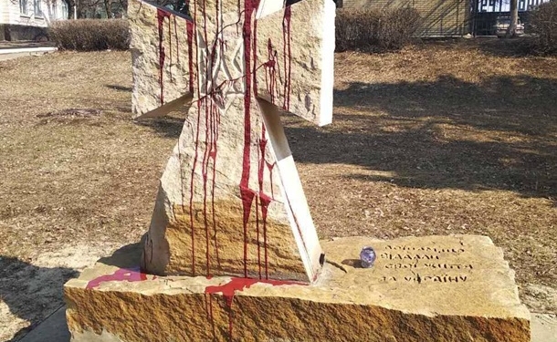 В Харьковской области осквернили памятник погибшим воинам АТО