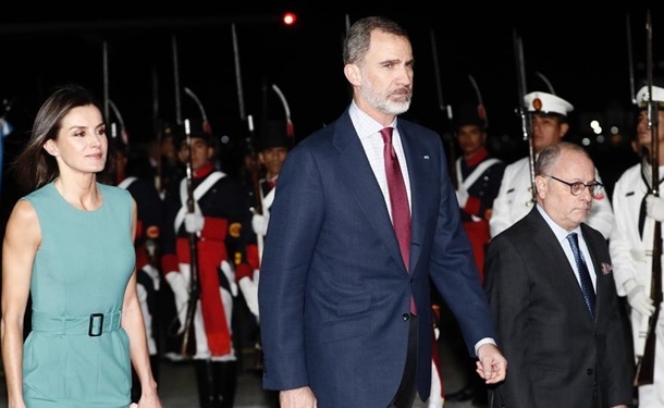 Король Испании в Аргентине час не мог выйти из самолета