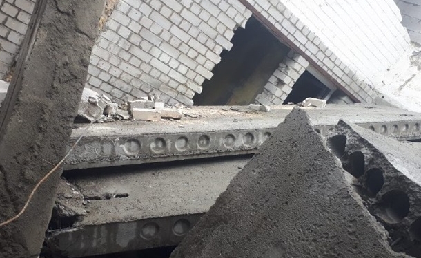 В Киеве на железнодорожной станции бетонная плита раздавила женщину