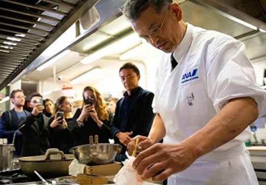 Кок-самурай: японский шеф-повар перемешивает блюда в кипящем масле голыми руками