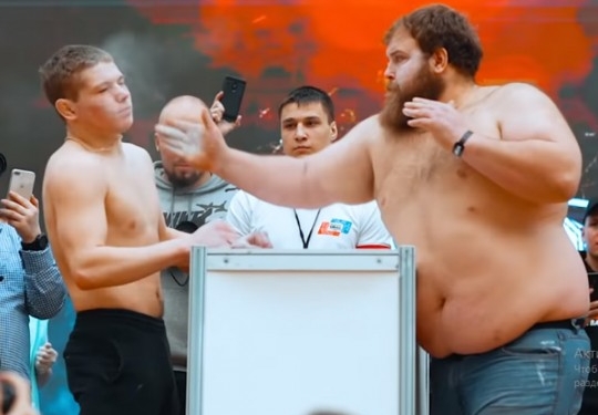 Праздник мордобоя: в РФ прошел чемпионат по мужским пощечинам