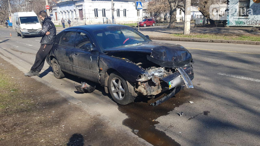 В центре Николаева в тройном ДТП пострадал водитель ВАЗа 6