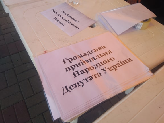 Возле ЦИК стало больше молодых людей, которые собираются у палаток "приемная нардепа" 4