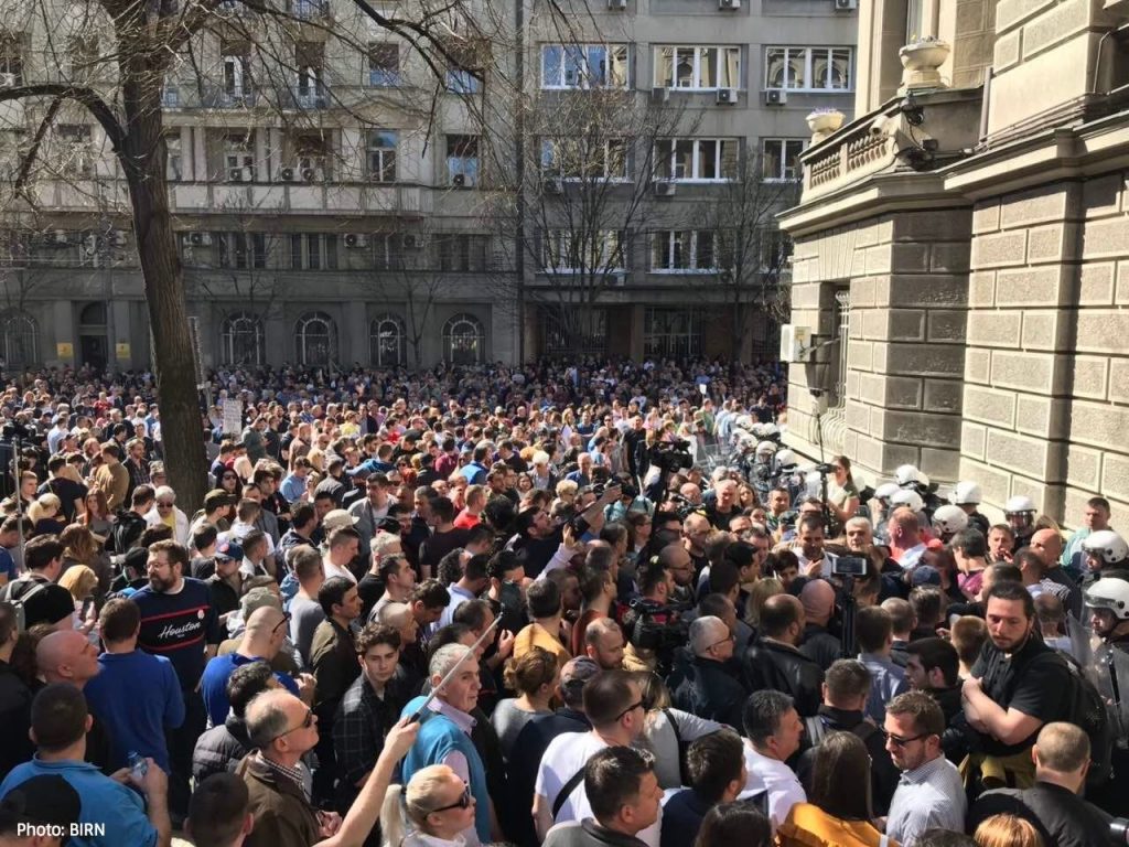 Столицу Сербии трясет: протестующие прорвались через кордоны полиции к резиденции президента 1