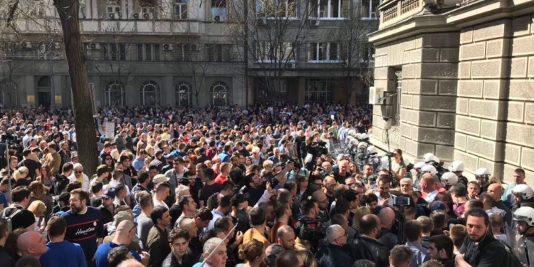 Столицу Сербии трясет: протестующие прорвались через кордоны полиции к резиденции президента