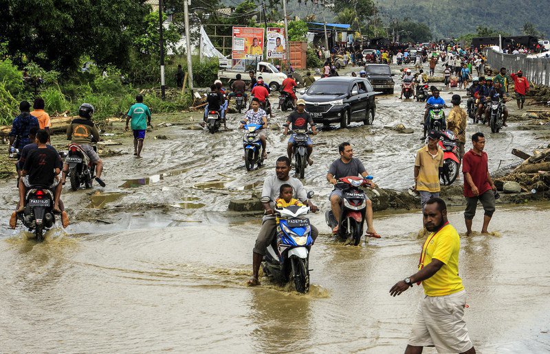В Индонезии из-за наводнений и оползней погибли уже почти 60 человек 7