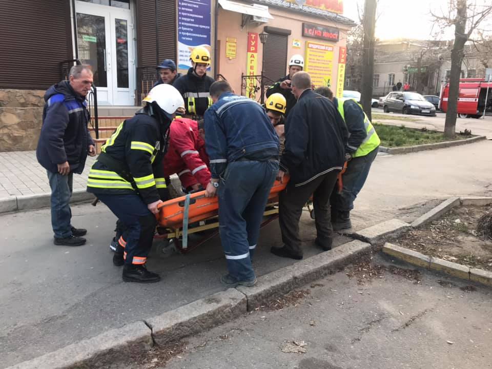 ЧП на производстве: в Николаеве при ремонте канализационного коллектора рабочий сломал ногу 5