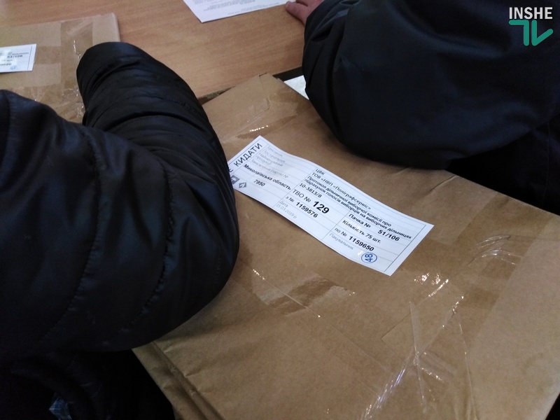 На Николаевщине окружкомы начали передавать бюллетени участковым избирательным комиссиям 5