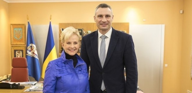 Чтобы продолжить дело мужа: вдова американского сенатора Маккейна будет наблюдать за выборами Президента Украины