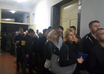 Голосование в Варшаве продолжилось после закрытия участка – очень много людей