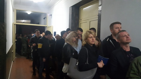 Голосование в Варшаве продолжилось после закрытия участка - очень много людей 1
