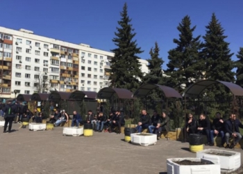 Окружают. Под Центризбиркомом собираются непонятные люди. Кто они – не говорят