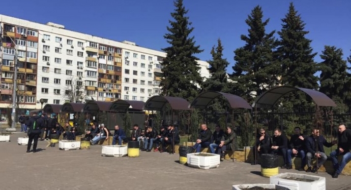 Окружают. Под Центризбиркомом собираются непонятные люди. Кто они – не говорят