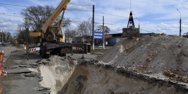 Остановить обрушение: в Николаеве меняют прохудившийся коллектор на ул.Чкалова