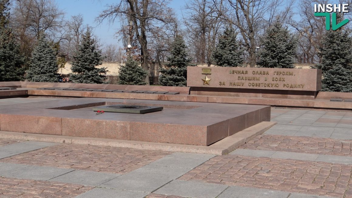 В Николаеве на мемориале «Вечный огонь» спали двое бездомных 7
