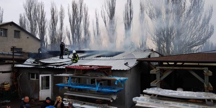 В Николаеве с утра тушат склад столярной мастерской (ОБНОВЛЕНО)