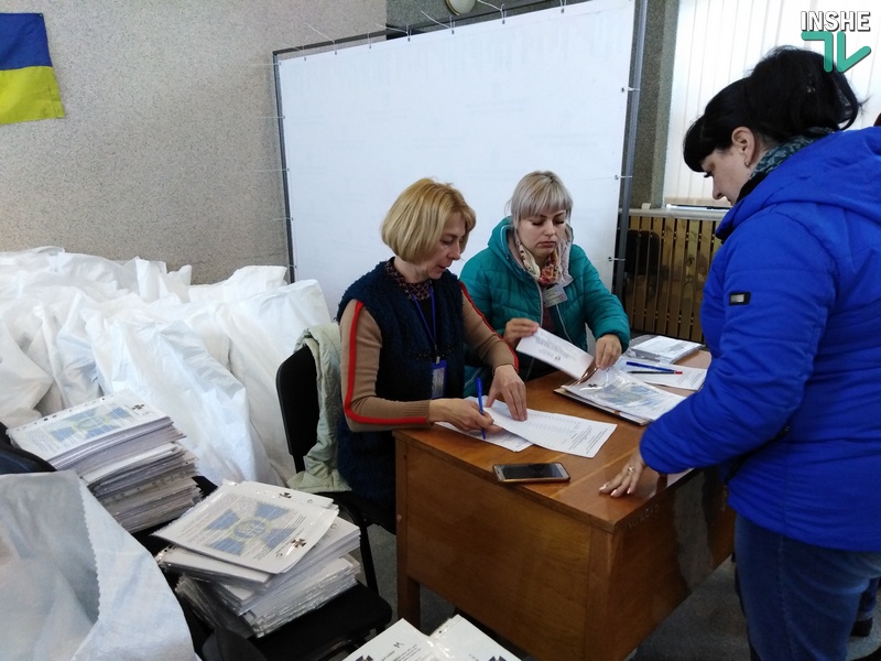 На Николаевщине окружкомы начали передавать бюллетени участковым избирательным комиссиям 7