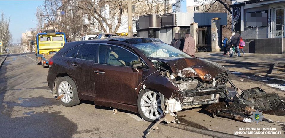 Машина – в хлам, и электроопора повалена: в Николаеве несовершеннолетний без спросу взял у папы машину покататься 8