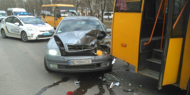 Маршрутка в центре Николаева столкнулась со «Шкодой»: пострадал пассажир