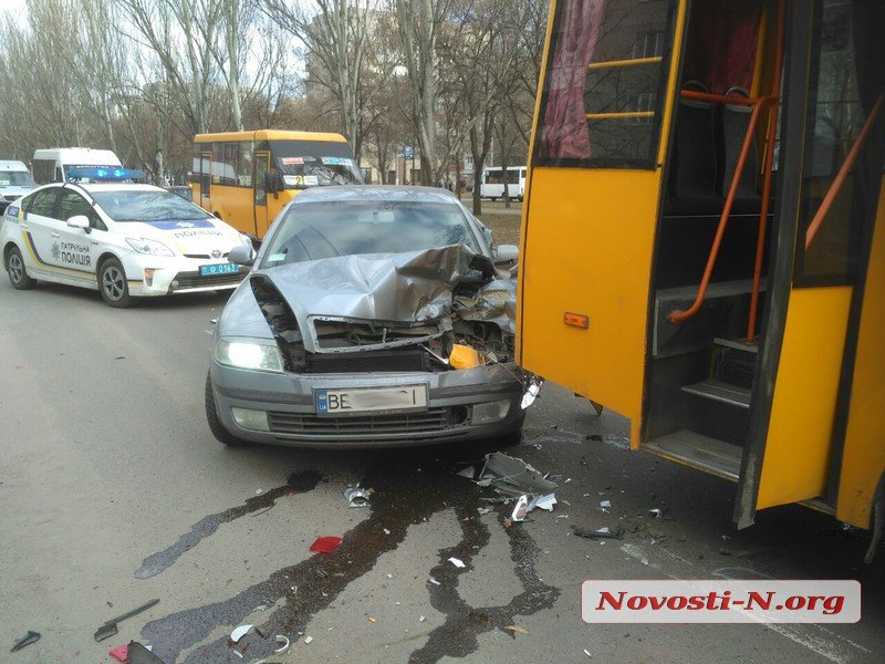 Маршрутка в центре Николаева столкнулась со «Шкодой»: пострадал пассажир 1