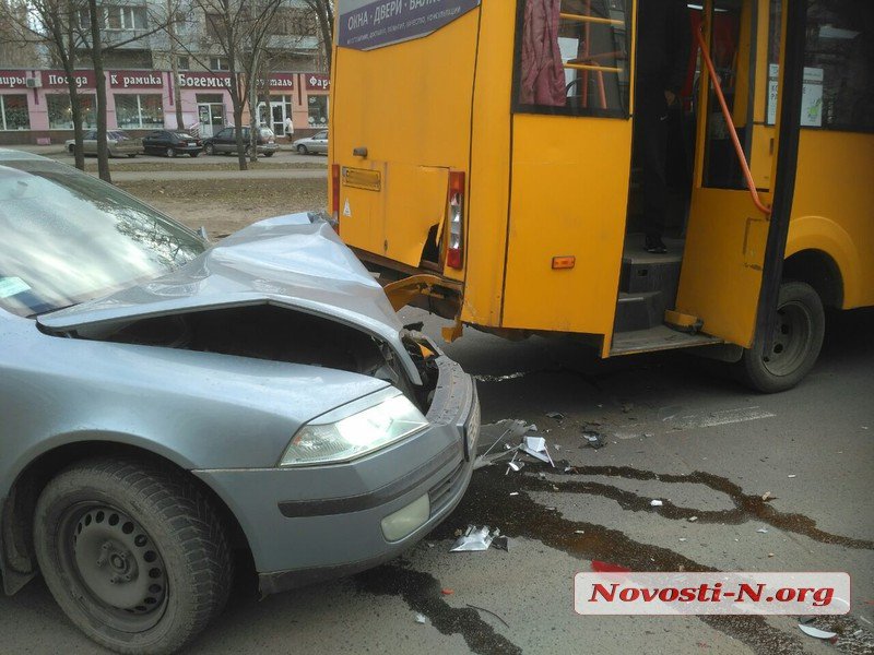 Маршрутка в центре Николаева столкнулась со «Шкодой»: пострадал пассажир 3