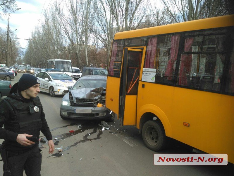 Маршрутка в центре Николаева столкнулась со «Шкодой»: пострадал пассажир 5