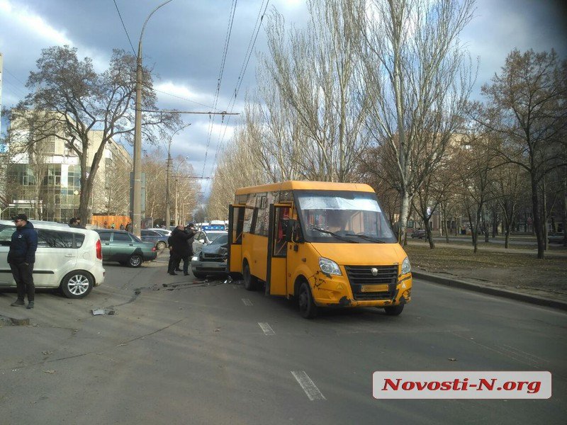 Маршрутка в центре Николаева столкнулась со «Шкодой»: пострадал пассажир 7