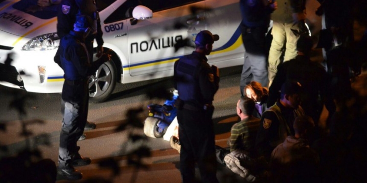 Перепутал куртку. Николаевские патрульные задержали пьяного подростка с пистолетом и ключами от чужого автомобиля