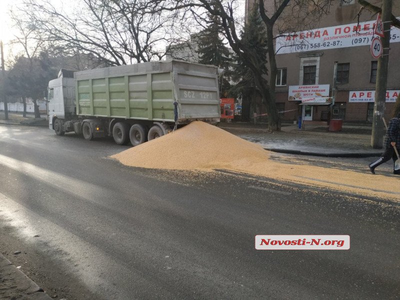 Водитель грузовика рассыпал более 10 тон кукурузы в Николаеве 2