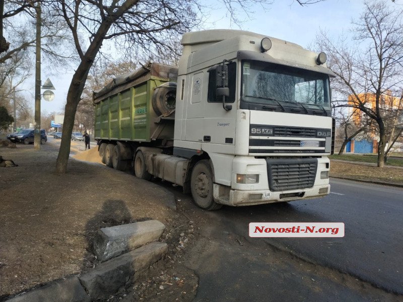 Водитель грузовика рассыпал более 10 тон кукурузы в Николаеве 8